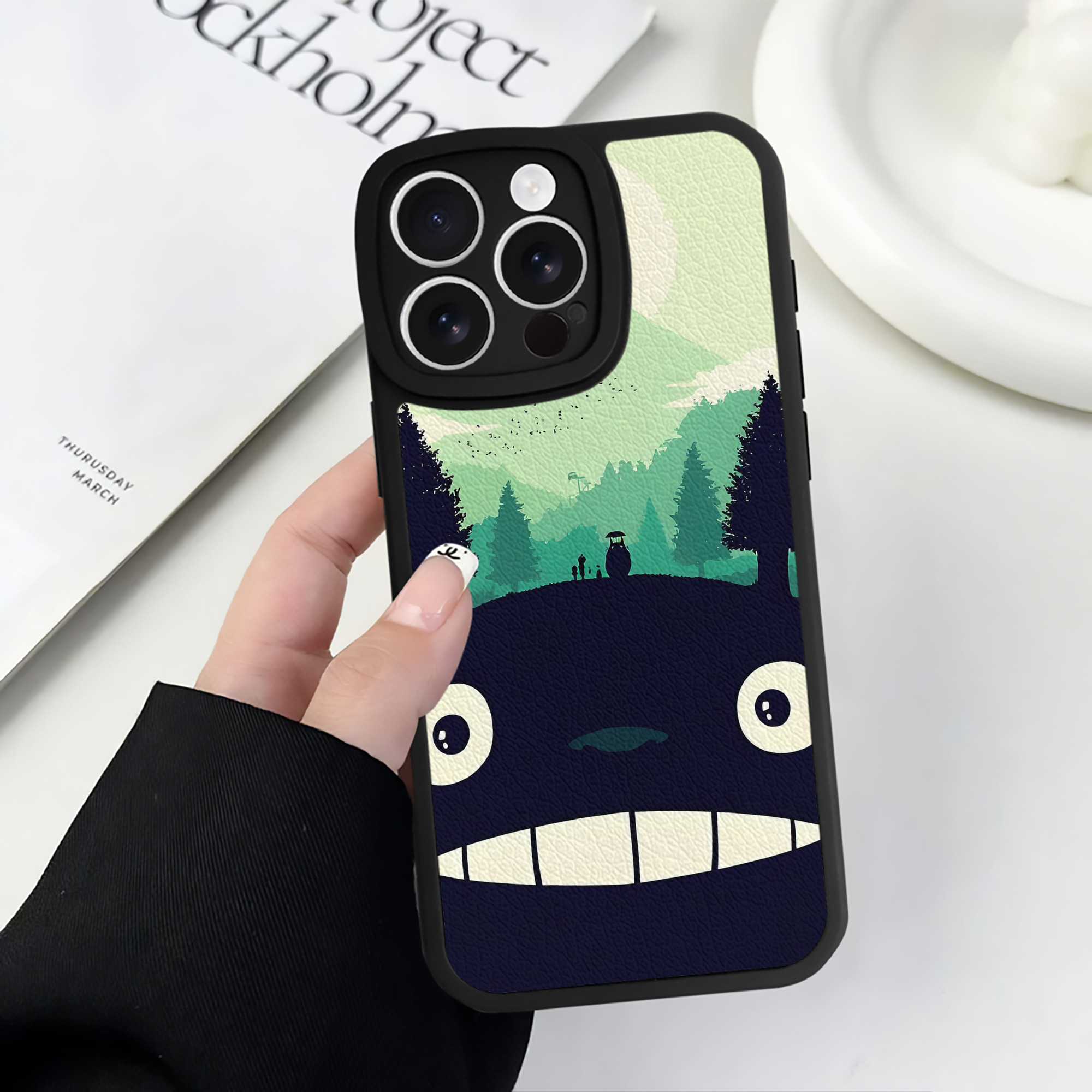 （画像用） となりのトトロ 草壁メイ 草壁サツキ My Neighbor Totoro Satsuki Kusakabe Mei Kusakabe 【iPhone 16シリーズ対応】シリコンスマホケース（レザー調） 材質：シリコン